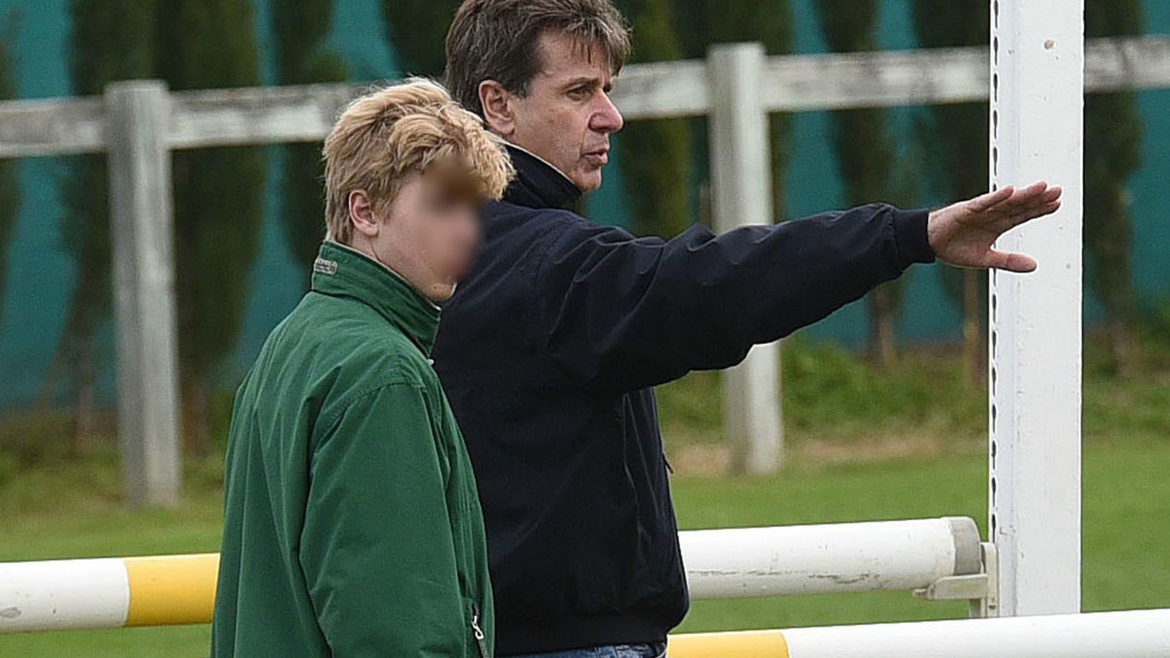 Cayetano Martínez de Irujo con su hijo Luis en un concurso hípico