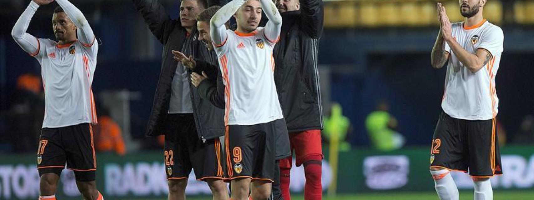 Los jugadores del Valencia celebran la victoria.