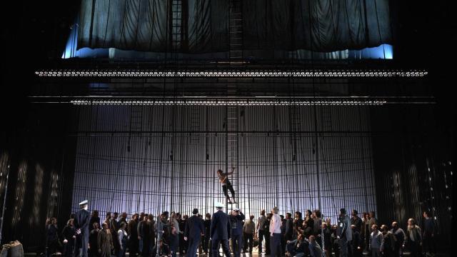 Uno de los momentos cumbre de Billy Budd, encaramado al palo mayor.