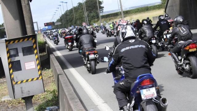 Imagen de un radar situado al borde de una carretera