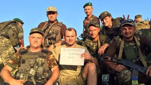 Zozulya, en el centro, junto a varios militares.