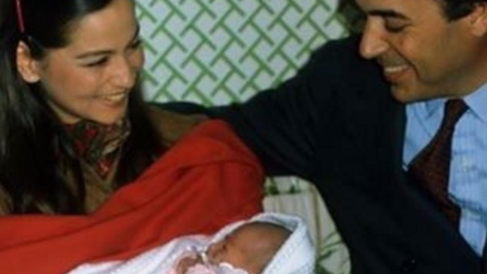 Tamara Falcó ha abierto el baúl de los recuerdos y ha encontrado esta fotografía. Papi&mami, escribe la hija de Isabel Preysler junto a la imagen, en la que ella es aún un bebé recién nacido.