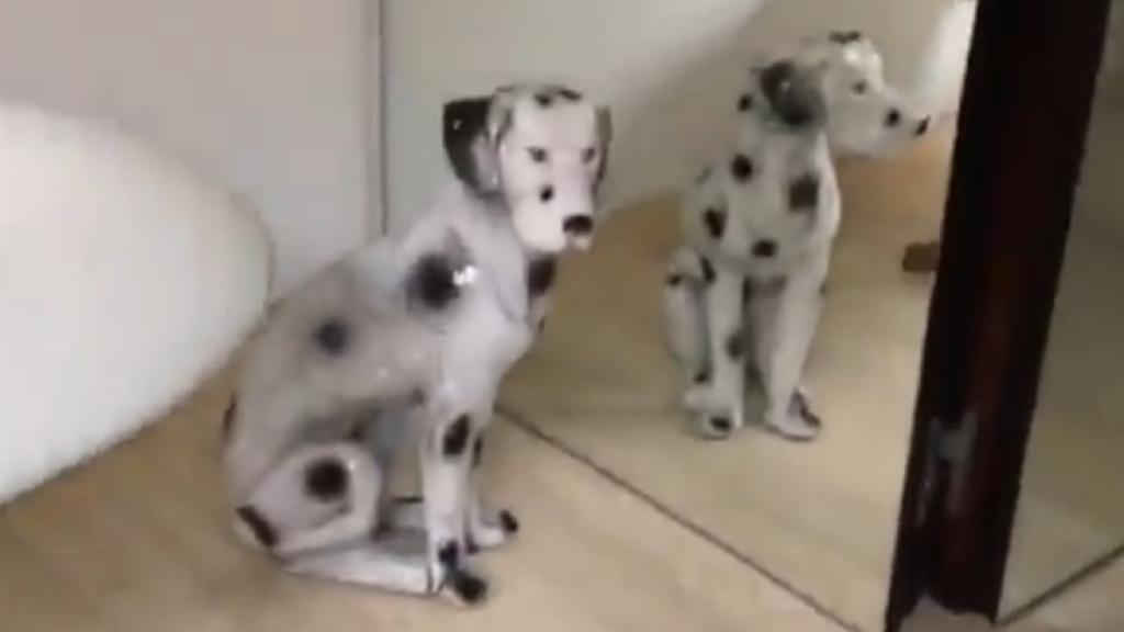 Un dálmata de porcelana da la bienvenida a los invitados nada más entrar en la casa de Cristiano Ronaldo.