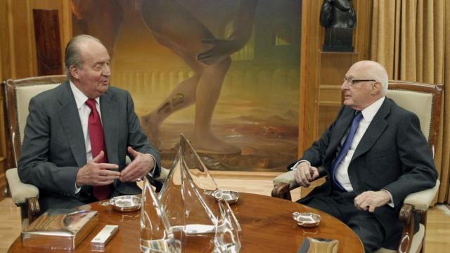 Juan Carlos I junto a José Pedro Pérez-Llorca, en 2012.
