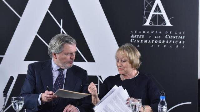 El Ministro e Yvonne Blake firman el convenio.