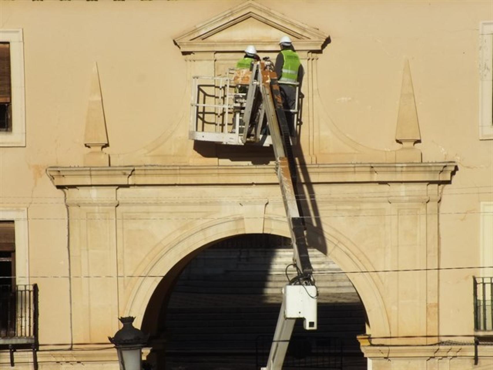 En Guadix se retira el escudo franquista de la plaza de las Palomas, tal y como aprobó el pleno.