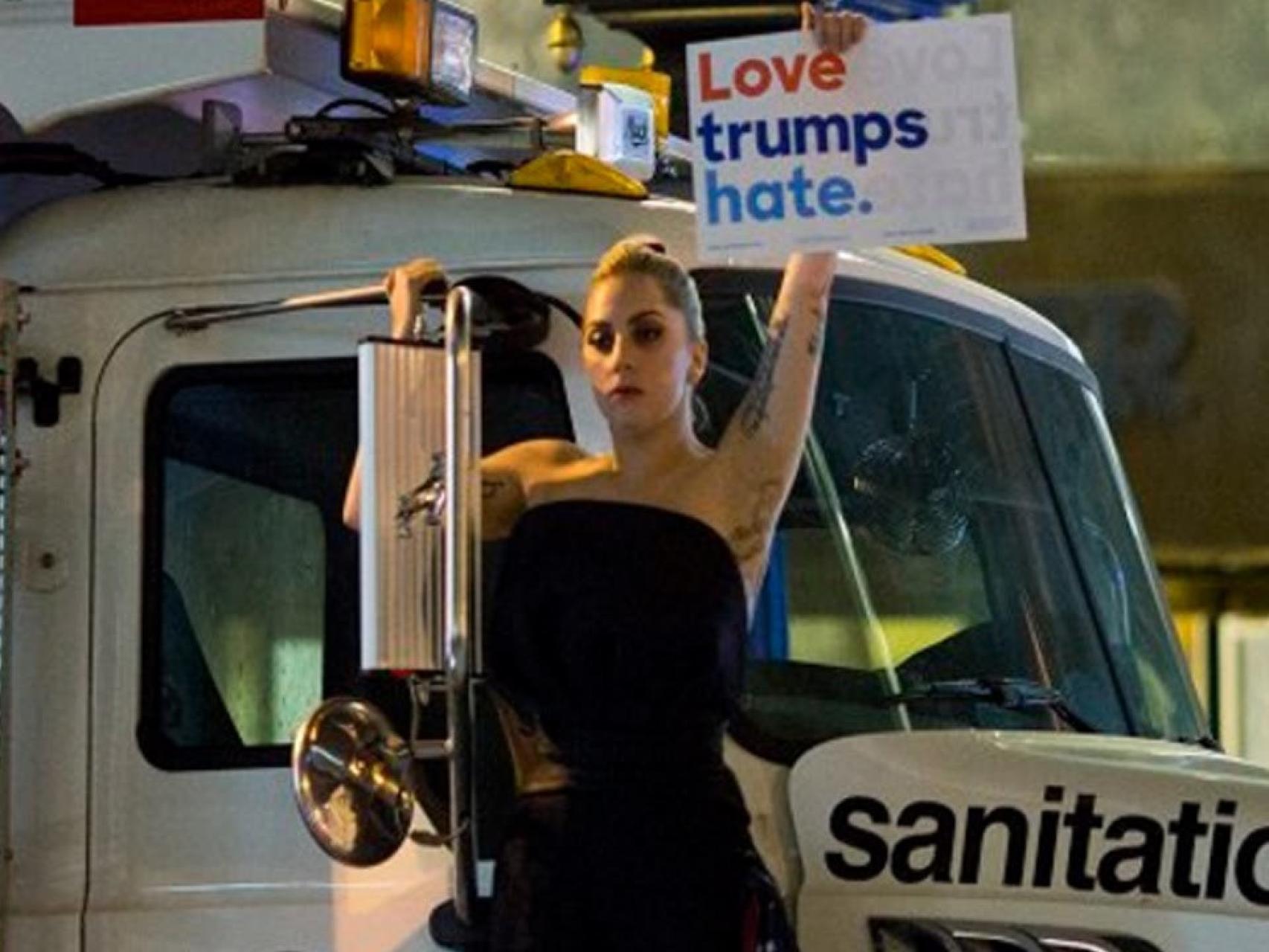 Lady Gaga, junto a la Trump Tower con un mensaje claro: El amor vence al odio.