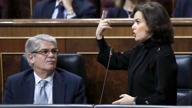 La vicepresidenta del Gobierno, Soraya Sáenz de Santamaría, responde  al portavoz de ERC, Joan Tardá