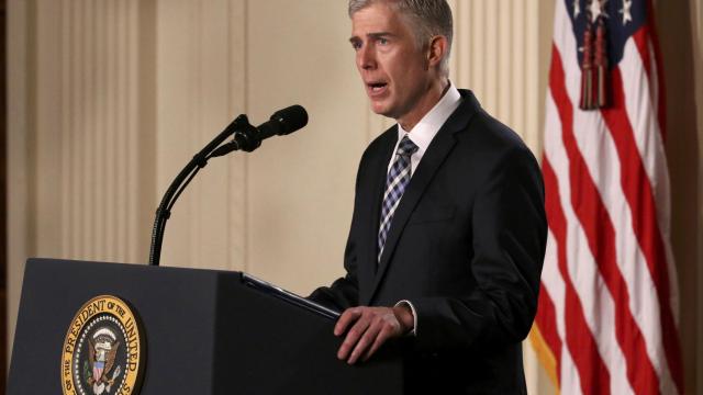 Neil Gorsuch habla ante la prensa después de que Trump anunciara su candidatura.