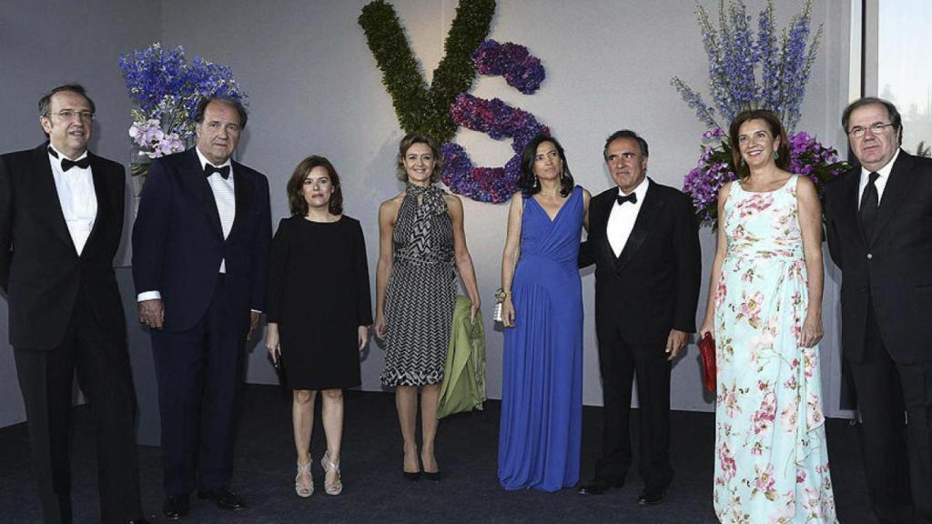 Los cinco hijos discolos junto a Soraya Sáenz de Santamaria la exministra de agricultura sabel Garcia Tejerina y el expresidente de Castilla y Leon Juan Vicente Herrera