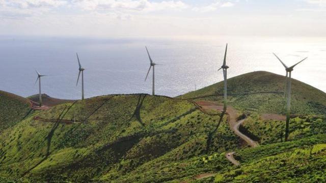 Parque eólico central en Gorona, El Hierro.