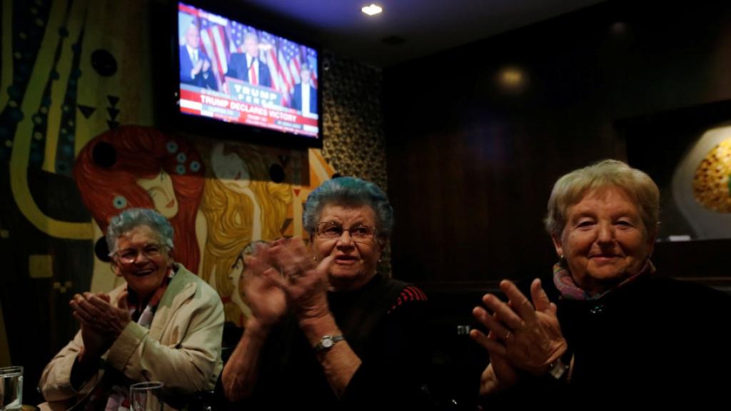 Vecinas de Sevnica siguen las elecciones americanas en una cafetería del pueblo