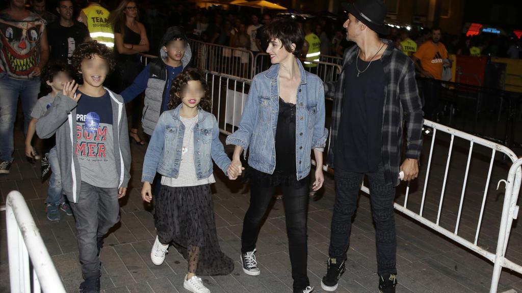 Paz Vega y Orson Salazar con sus tres hijos en el concierto de los Red Hot Chili Peppers en Madrid.