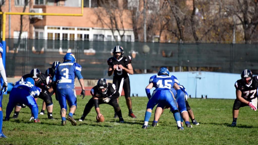 El equipo femenino de Black Demons (de negro) durante un drive de ataque.