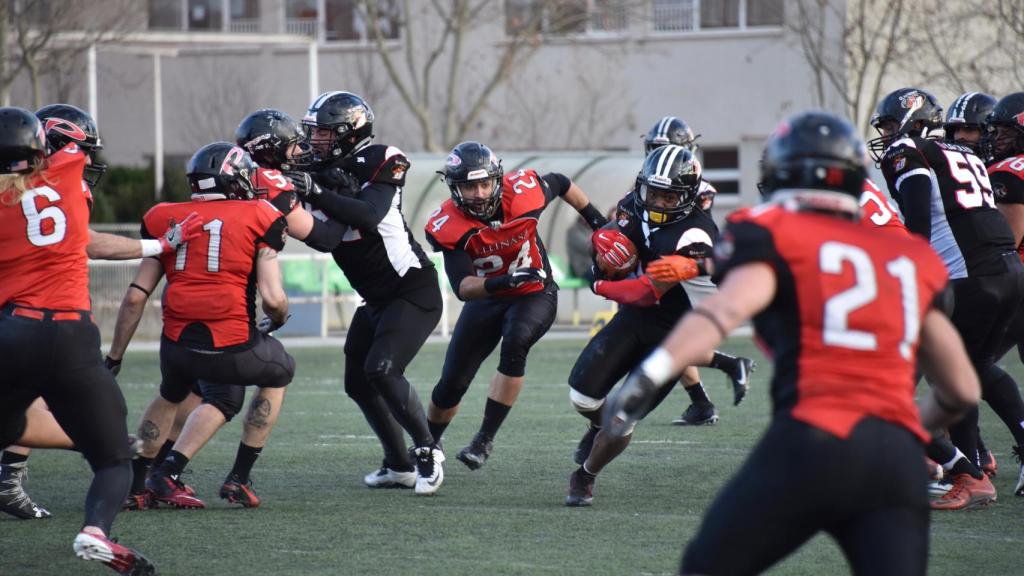 Lance de un encuentro donde el running back de Black Demons intenta avanzar.