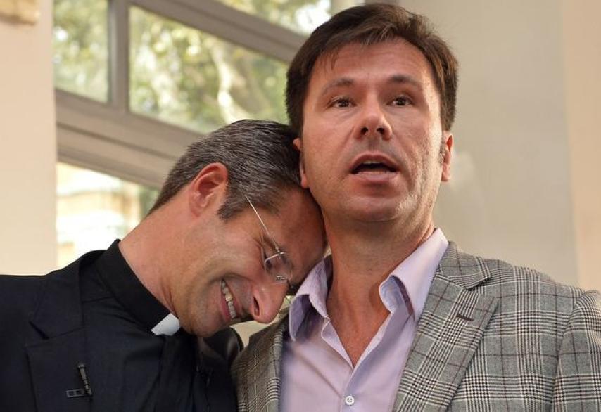 Krzysztof Charamsa junto con su pareja, Edouard.