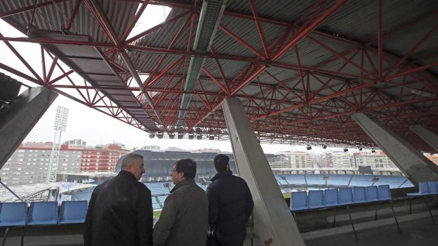 La chapa de Balaídos rota tras el temporal en Vigo.