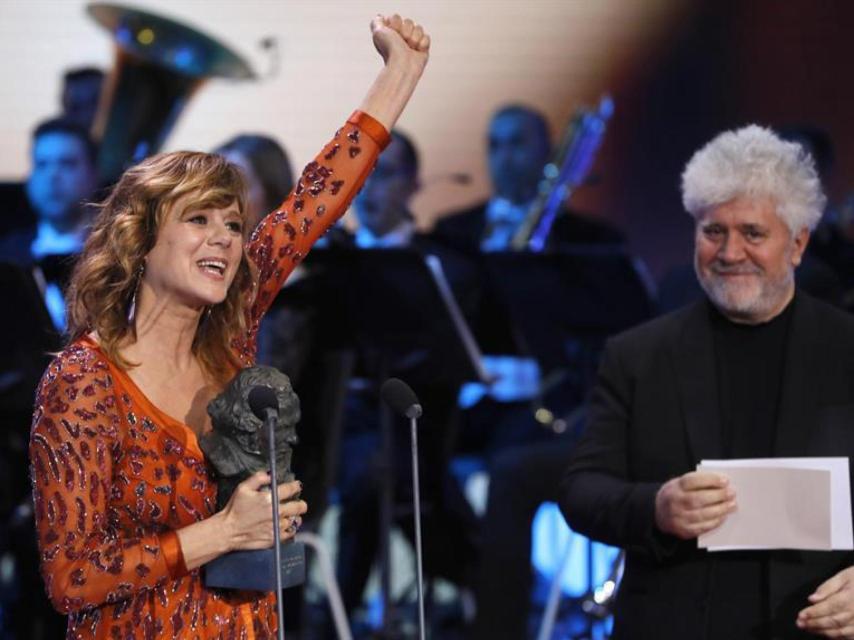 La actriz Emma Suárez con su Goya a la Mejor actriz, junto a Pedro Almodóvar.