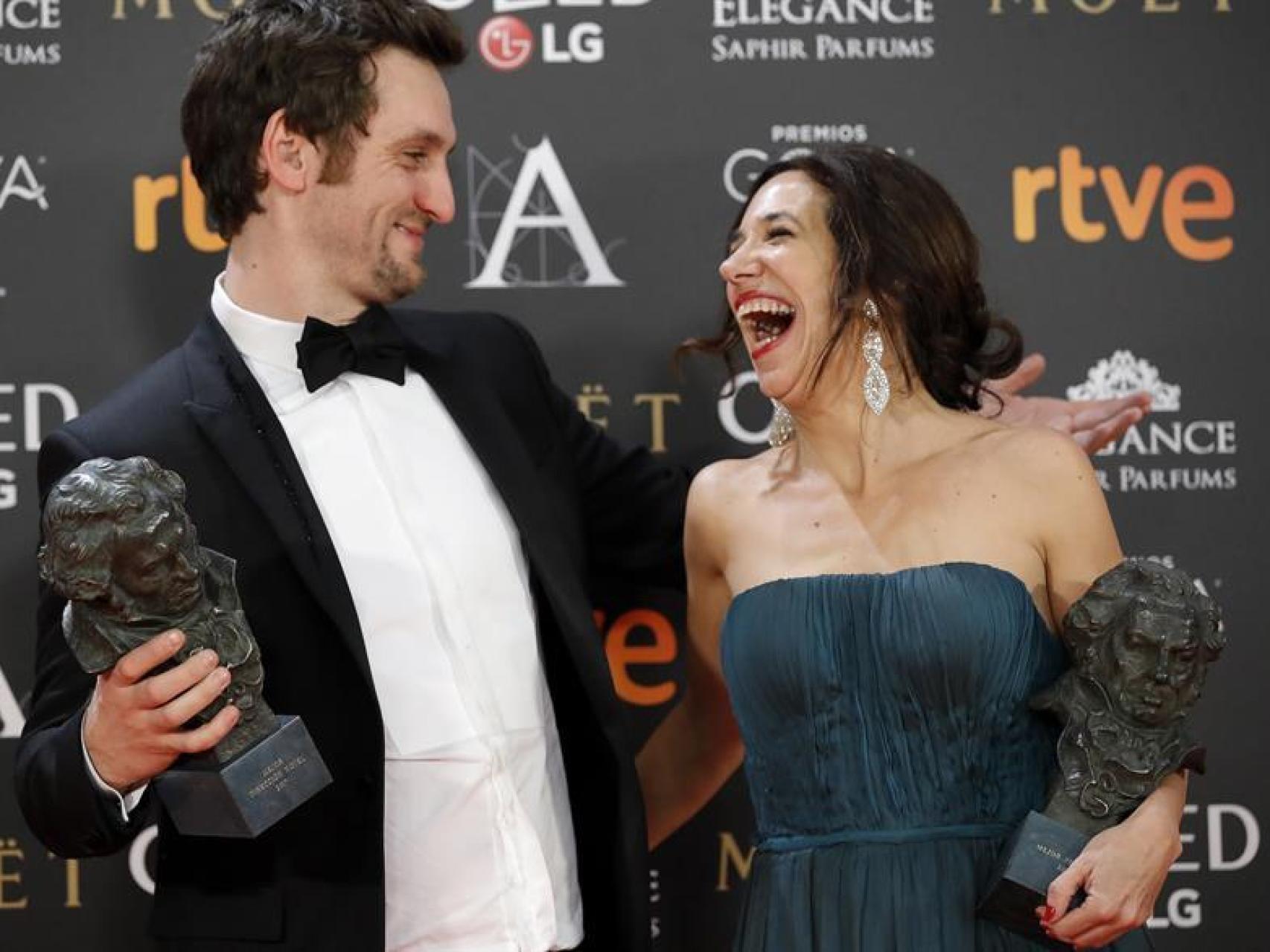 El actor y realizador Raúl Arévalo y la productora Beatriz Bodegas.