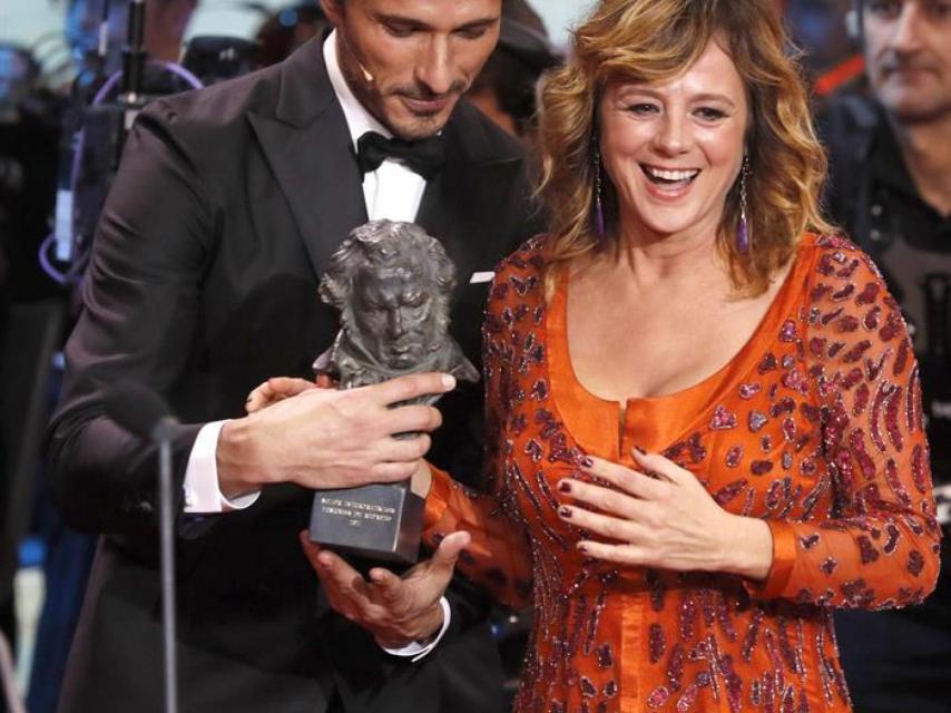 Emma Suárez y el modelo Andrés Velencoso.