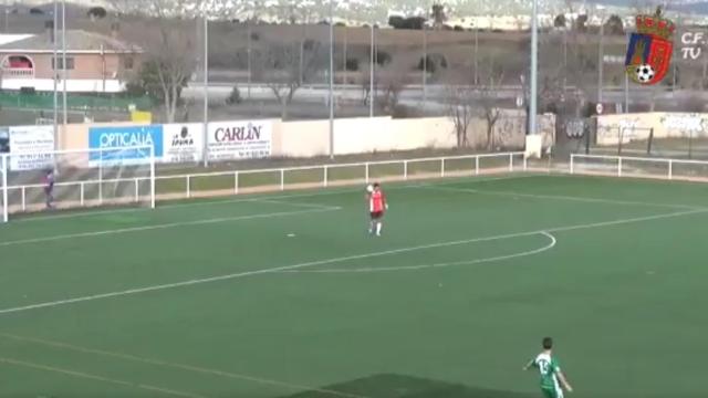 Momento en el que el portero Salva lanza el balón.