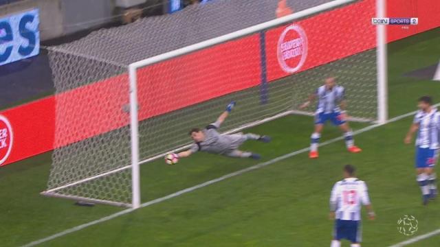 La increíble estirada de Casillas en el descuento.