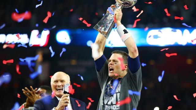 Tom Brady celebra el título de los Patriots.