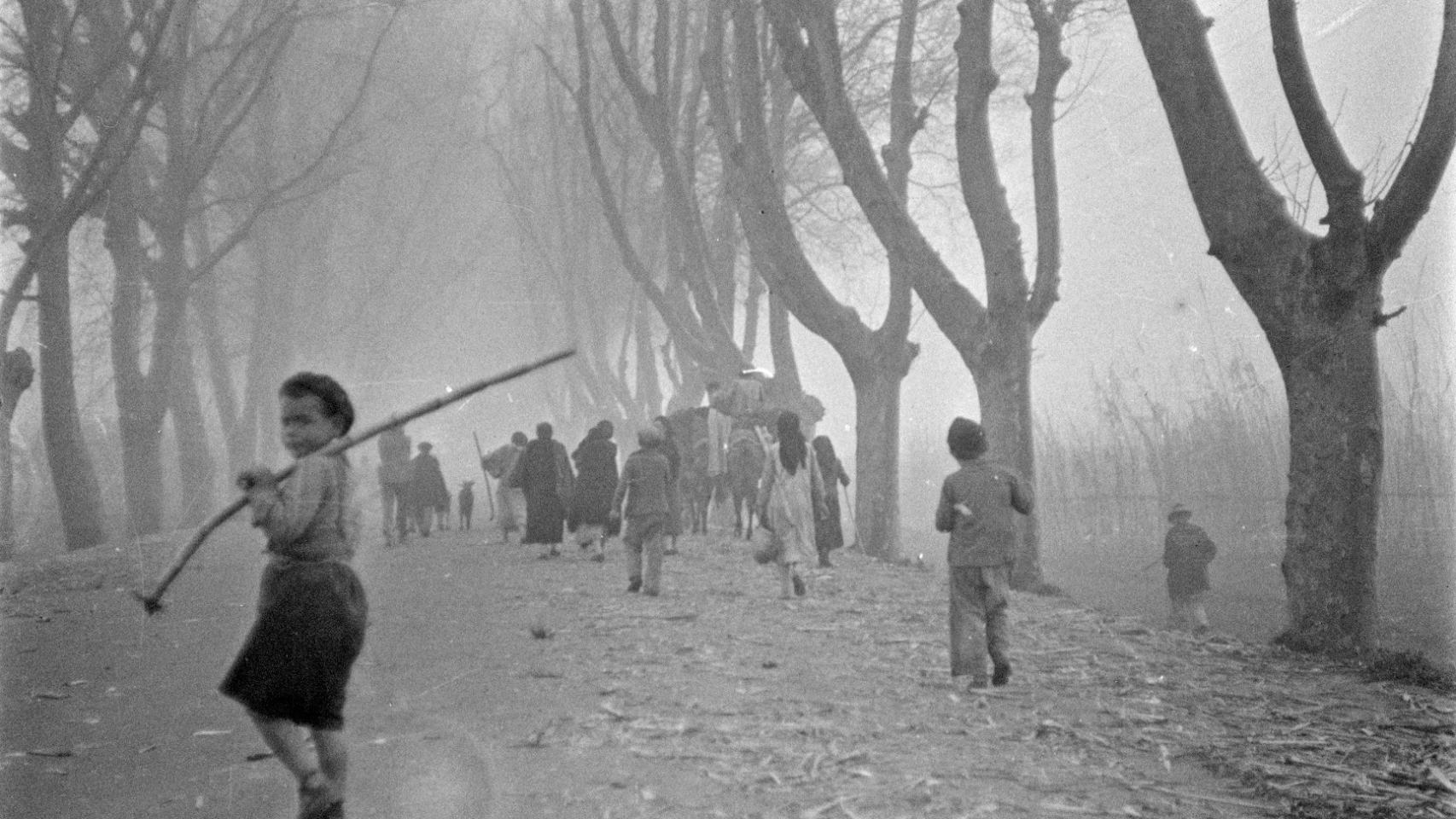 Ante los primeros movimientos franquistas hacia Málaga, en la capital cundió el pánico. Muchos civiles optaron por huir por la carretera de Almería. Fotos de Hazen Sise cedidas por Jesús Majas y el CAF.