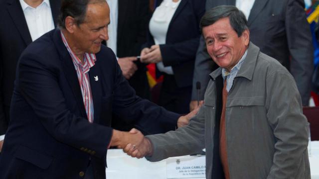 Los representantes del Gobierno y el ELN, Juan Camilo Restrepo y Pablo Beltrán, se estrechan la mano.