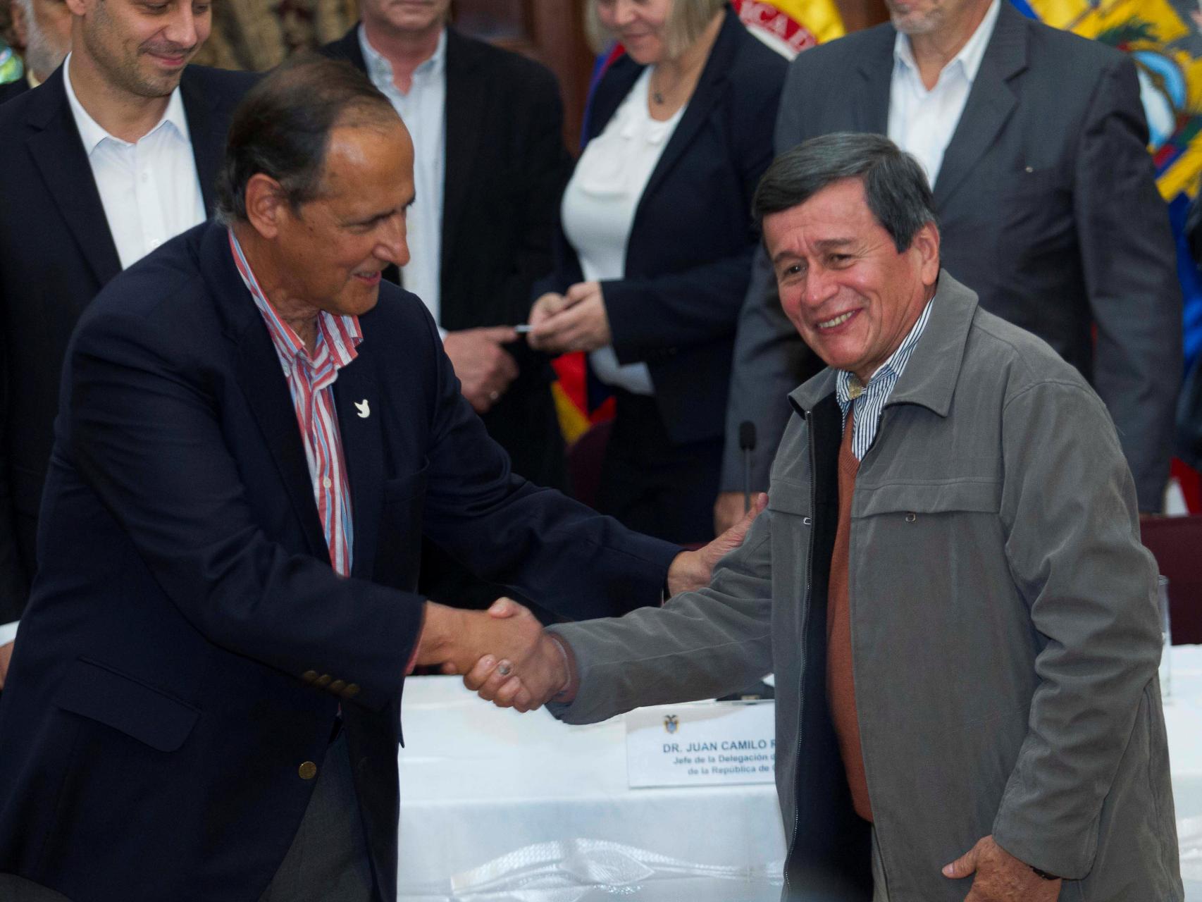 Los representantes del Gobierno y el ELN, Juan Camilo Restrepo y Pablo Beltrán, se estrechan la mano.