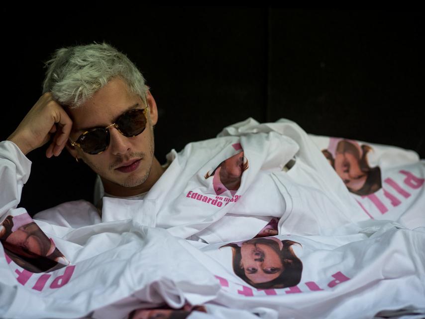 Eduardo Casanova sepultado por camisetas de su película Pieles.