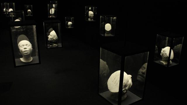 Algunas de las máscaras expuestas en 'Facies Mortis' en Oporto.