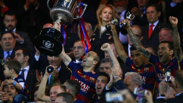 Iniesta levanta la Copa del Rey en el Calderón la temporada pasada.