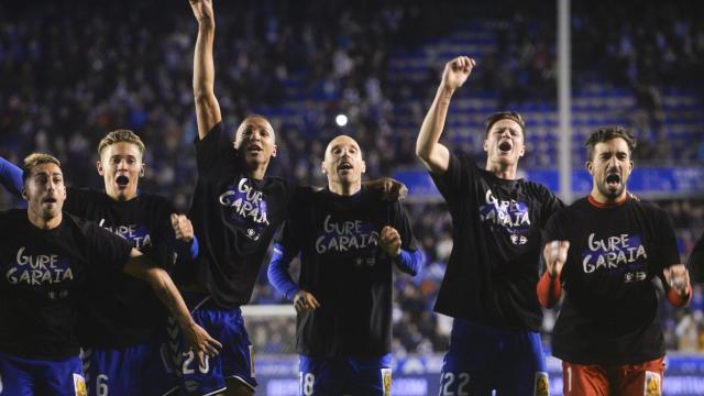 Los jugadores del Alavés celebran su histórica final copera.