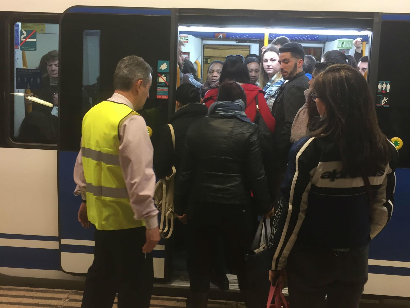 Los 'empujadores' del Metro de Madrid: No somos como los de Japón