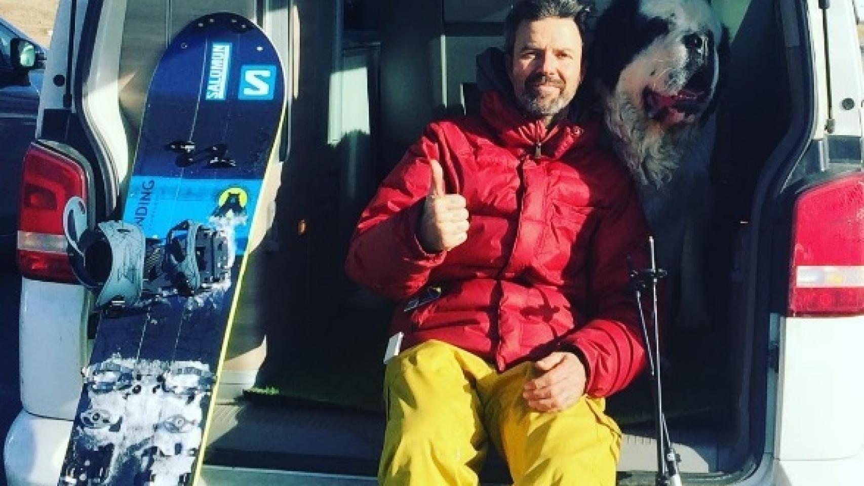 El músico, con uno de sus perros de raza San Bernardo.