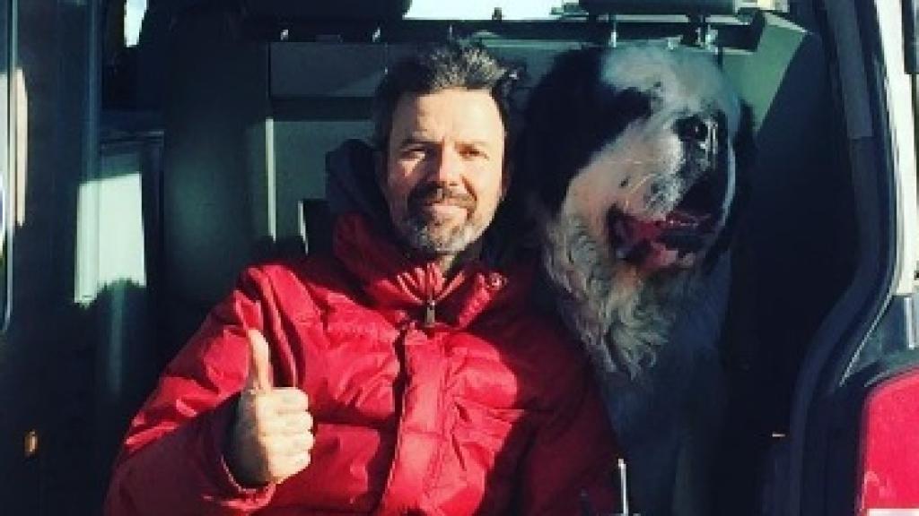 El músico, con uno de sus perros de raza San Bernardo.