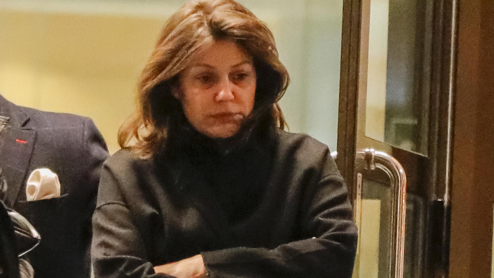 Nuria González, la mujer de Fernando Fernández Tapias, no podía contener las lágrimas ni su dolor en el entierro de su sobrino después de que fuera arrollado por un tren ayer en Palencia.