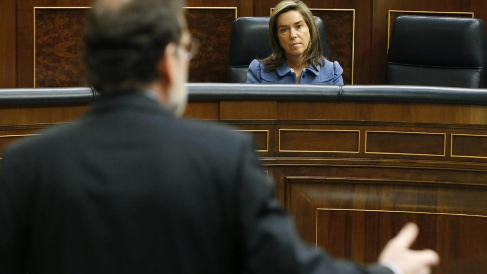 Mariano Rajoy, de espaldas, y la exministra Ana Mato en el Congreso.