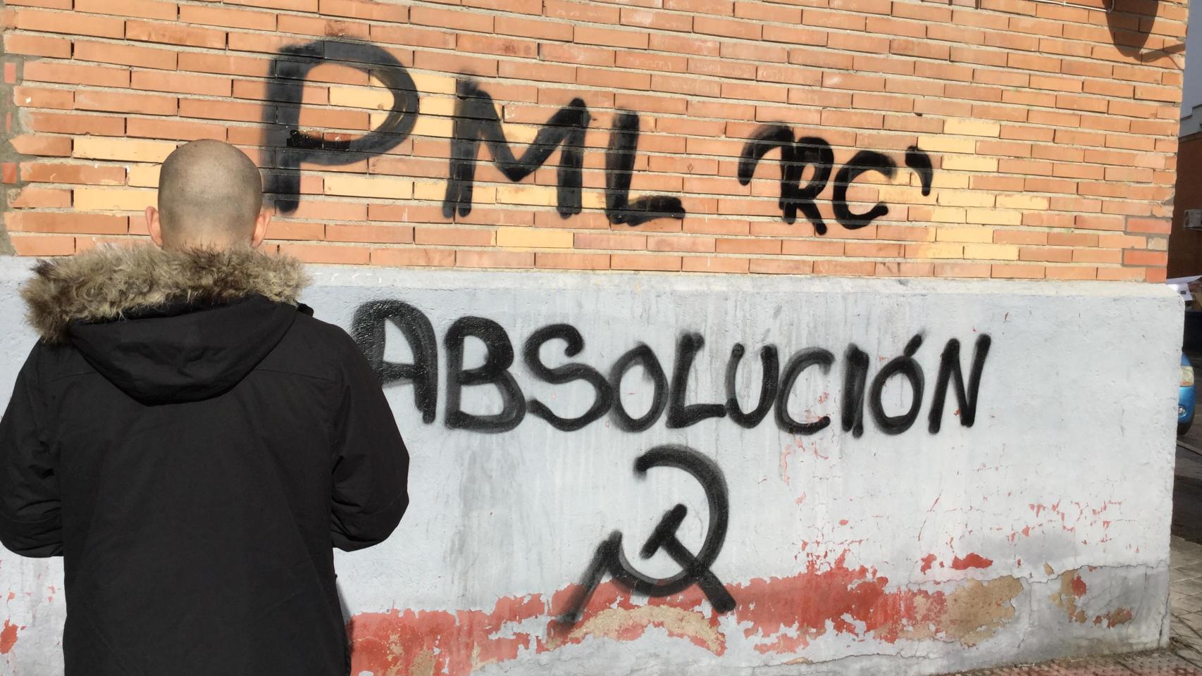 El joven madrileño que combatió en Siria frente a una pintada que pide su absolución.