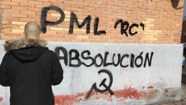 El joven madrileño que combatió en Siria frente a una pintada que pide su absolución.
