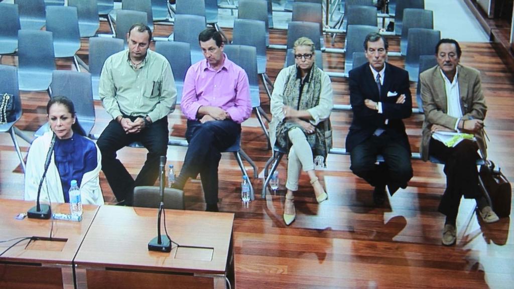 Isabel Pantoja declarando ante el juez y Julián Muñoz (a la derecha de la imagen) sentado en el banquillo.
