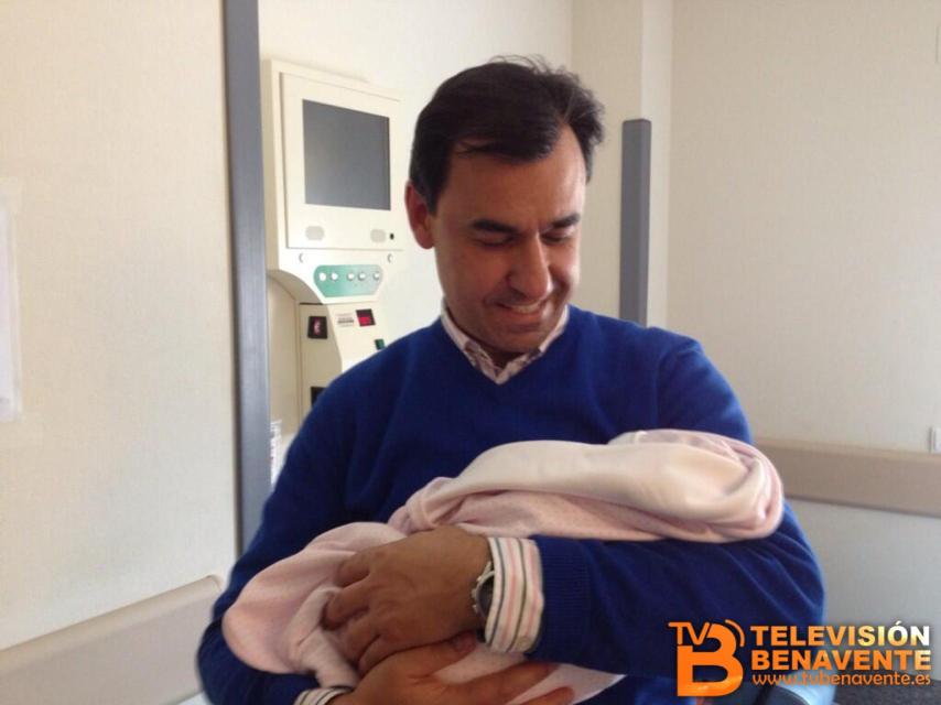 Fernando Martínez Maíllo con una de sus hijas.