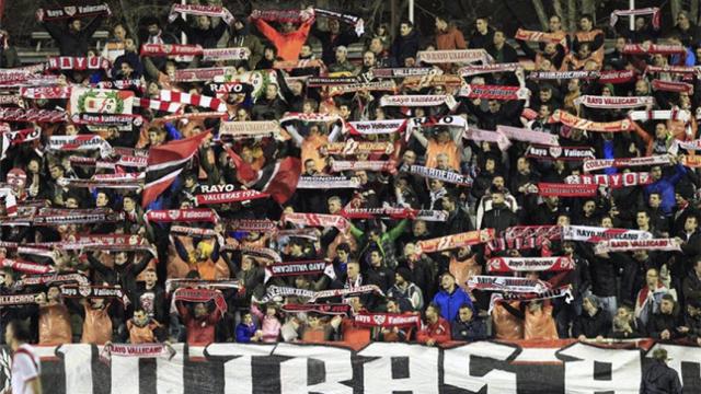 Algunos bukaneros en un partido del Rayo Vallecano.