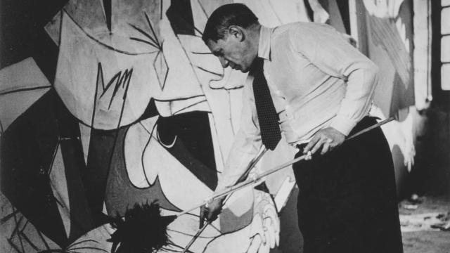 Pablo Picasso durante la creación del Guernica, retratado por Dora Maar.