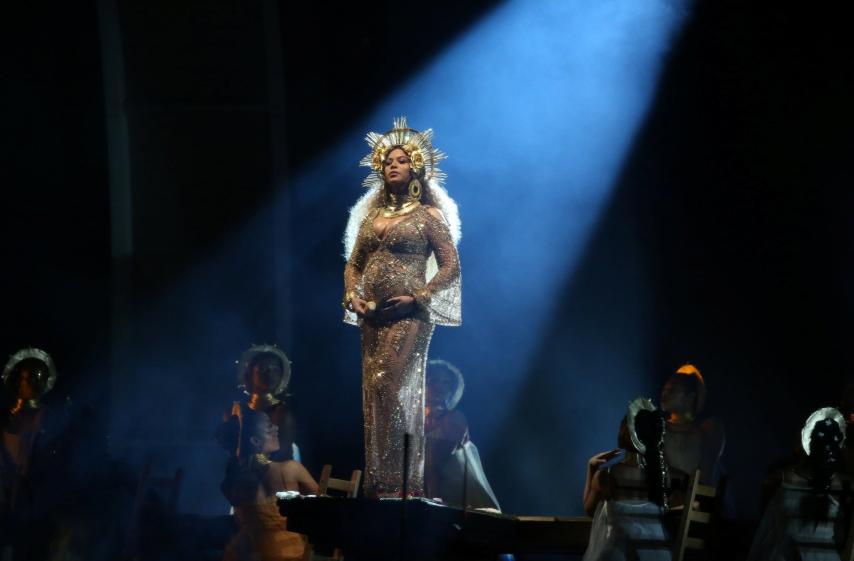 Beyoncé durante su actuación en los Grammy, coronada como una santa y embarazada.