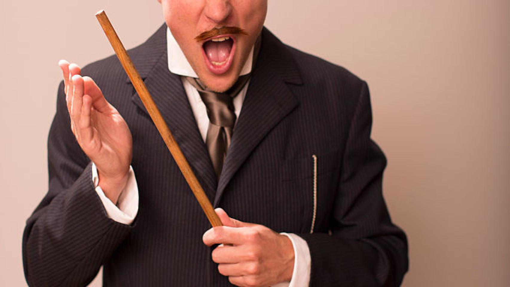 Un hombre hace de maestro severo del año 1900.