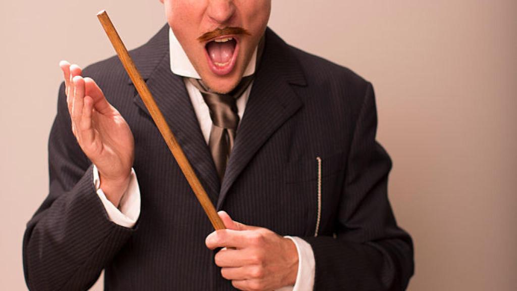 Un hombre hace de maestro severo del año 1900.