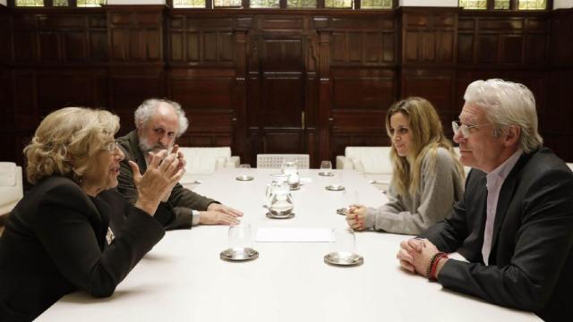 Carmena y Gere (primer plano) y Luis Cueto y la pareja del actor, Alejandra Silva.