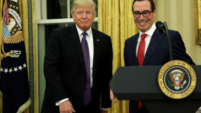 Steve Mnuchin (dcha.) sonríe junto a Trump tras jurar su cargo.
